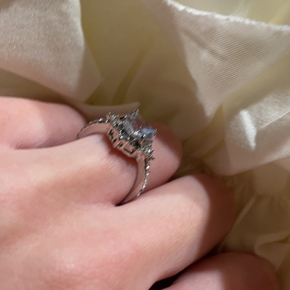 Beautiful dazzling  ring - Picture 6 of 8